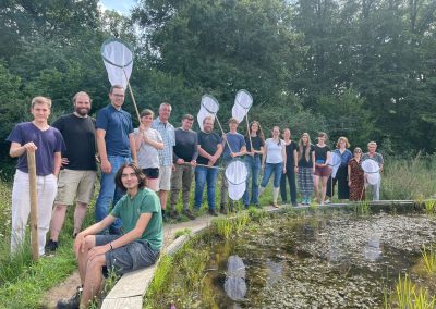 Die Kursteilnehmenden am Hochteich im Naturerlebnisgebiet Haus Heidhorn